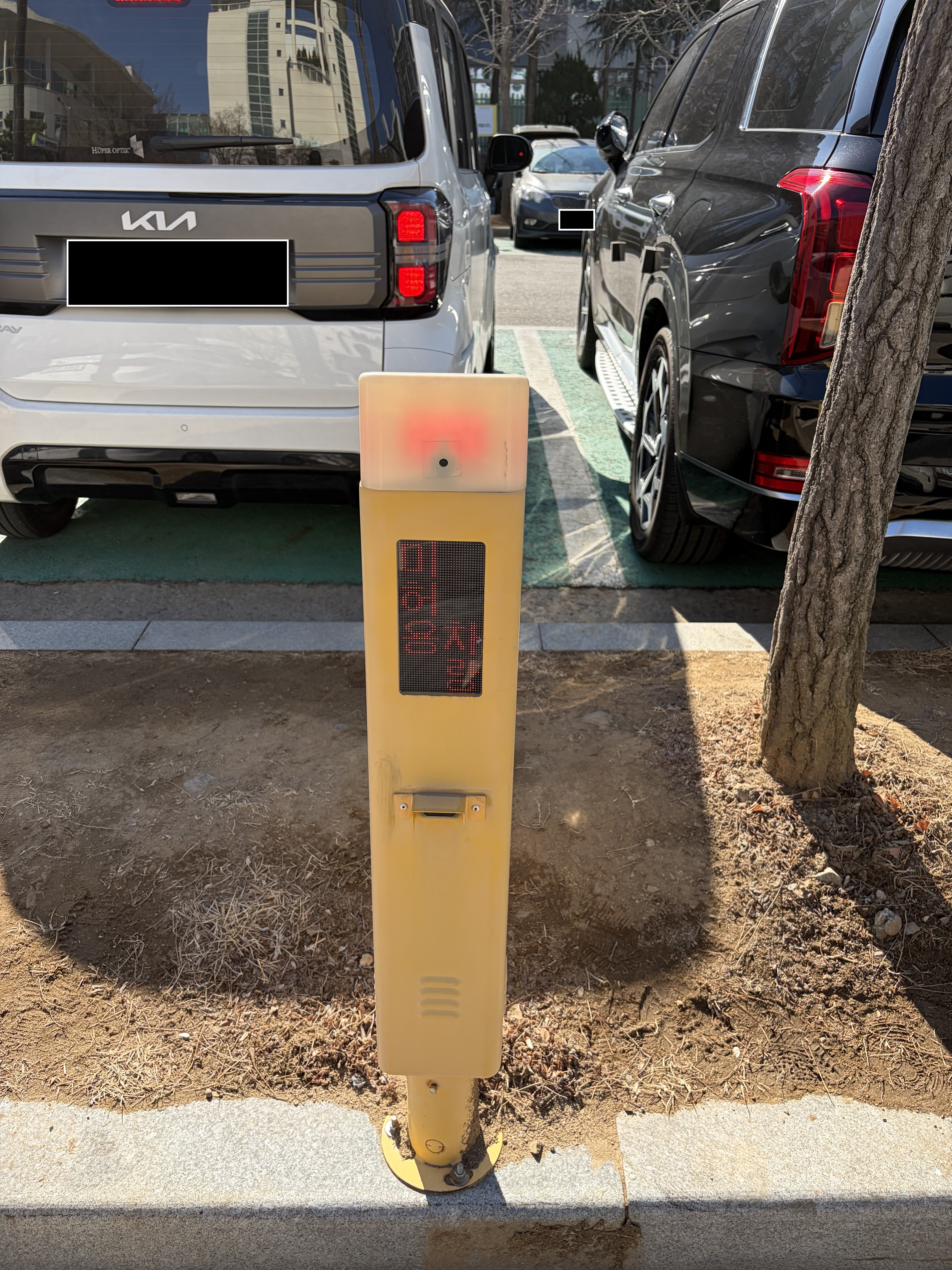 연수구는 장애인전용주차구역의 불법 주정차를 근절하기 위해 사물인터넷 기술을 활용한 무인단속기를 도입하고 자동 과태료 부과 시스템을 연계해 단속 실효성을 높이고 있다